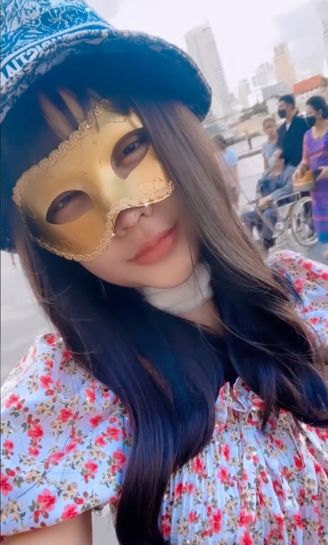 Sebut menjalani rangkaian operasi plastiknya itu di Korea, begini penampilan Lucinta Luna sekarang. Salah satu bagian wajahnya yang terlihat cukup jelas mengalami perubahan adalah bentuk bibirnya. Tak sedikit netizen yang menyebut bentuk bibirnya itu kini jadi semakin indah. Foto: Instagram/@lucintaluna_manjalita