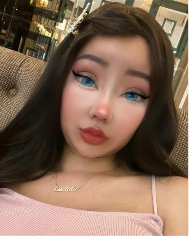 Jika sebelumnya usai operasi gergaji rahang dan tulang ekor Lucinta Luna sempat terlihat tak berdaya dengan wajah bengkak yang diperban, kini dirinya terlihat sudah kembali pulih. Walaupun masih menggunakan filter Instagram, begini penampilan Lucinta Luna saat ini pasca jalani beragam rangkaian operasi plastik. Foto: Instagram/@lucintaluna_manjalita