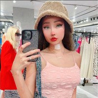 Beragam rangkaian operasi plastik itu diakui Lucinta dijalani di Korea. Walaupun masih mengenakan plester di lehernya, namun Lucinta terlihat sudah bisa kembali beraktivitas normal, seperti di dalam foto ketika dirinya tengah berjalan-jalan di salah satu mall. Foto: Instagram/@lucintaluna_manjalita