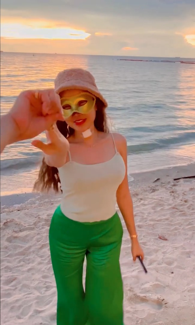 Masih belum kembali pulang ke Indonesia, Lucinta Luna terlihat sudah asyik berjalan-jalan, seperti dalam foto ketika dirinya sedang bermain di pinggir pantai. Bagaimana menurutmu penampilan Lucinta Luna saat ini? Foto: Instagram/@lucintaluna_manjalita