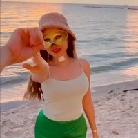 Masih belum kembali pulang ke Indonesia, Lucinta Luna terlihat sudah asyik berjalan-jalan, seperti dalam foto ketika dirinya sedang bermain di pinggir pantai. Bagaimana menurutmu penampilan Lucinta Luna saat ini? Foto: Instagram/@lucintaluna_manjalita