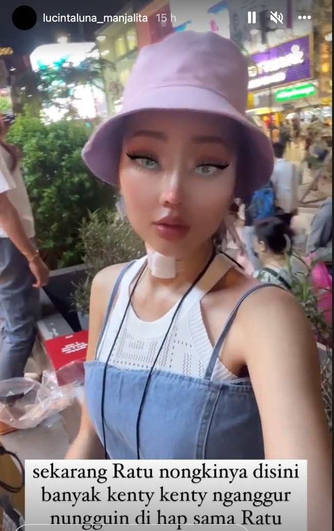 Wajah Lucinta Luna yang belum benar-benar diungkap sepenuhnya ke publik tentunya membuat tak sedikit netizen jadi merasa penasaran. Kira-kira seperti apa ya wajah asli hasil operasi plastiknya tanpa filter? Foto: Instagram/@lucintaluna_manjalita