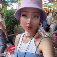 Wajah Lucinta Luna yang belum benar-benar diungkap sepenuhnya ke publik tentunya membuat tak sedikit netizen jadi merasa penasaran. Kira-kira seperti apa ya wajah asli hasil operasi plastiknya tanpa filter? Foto: Instagram/@lucintaluna_manjalita