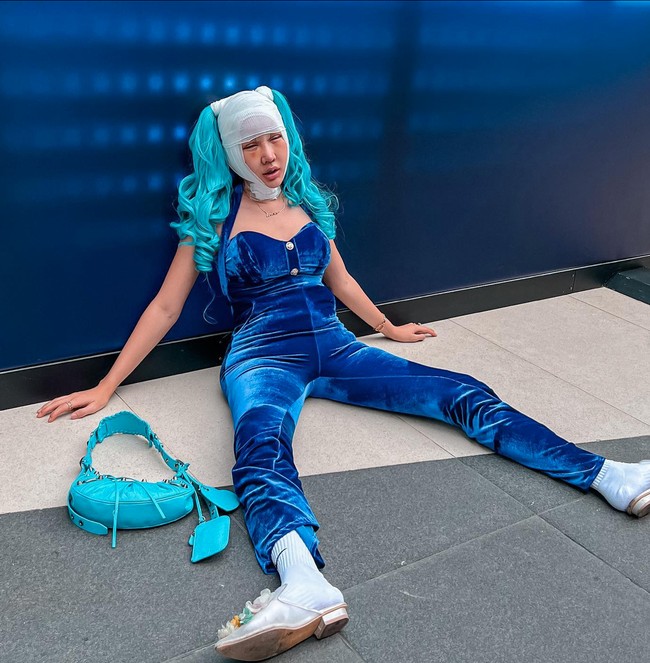 Melalui akun Instagram pribadinya, Lucinta Luna terlihat cukup aktif membagikan foto-fotonya usai menjalani serangkaian operasi plastik. Mulai dari yang disebutnya operasi potong leher untuk menghilangkan suara khodam miliknya, hingga operasi ganti kulit. Setelah operasi, Lucinta Luna sempat tampil dengan kepala dan leher yang dibalut perban. Foto: Instagram/@lucintaluna_manjalita