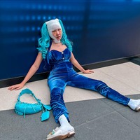 Melalui akun Instagram pribadinya, Lucinta Luna terlihat cukup aktif membagikan foto-fotonya usai menjalani serangkaian operasi plastik. Mulai dari yang disebutnya operasi potong leher untuk menghilangkan suara khodam miliknya, hingga operasi ganti kulit. Setelah operasi, Lucinta Luna sempat tampil dengan kepala dan leher yang dibalut perban. Foto: Instagram/@lucintaluna_manjalita