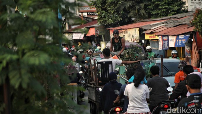 Citayam Fashion Week viral dan terkesan mewah. Faktanya Jalan Raya Citayam semrawut, apalagi saat jam berangkat dan pulang kerja.
