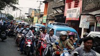 Selain itu penyebab kemacetan juga karena banyaknya angkot dan tukang ojek yang parkir sembarangan di depan stasiun.