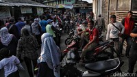 Tampak sejumlah tukang ojek mangkal di depan Stasiun Citayam.