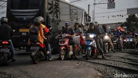 Selain itu perlintasan kereta api yang padat membuat jalan itu berbahaya untuk dilalui.