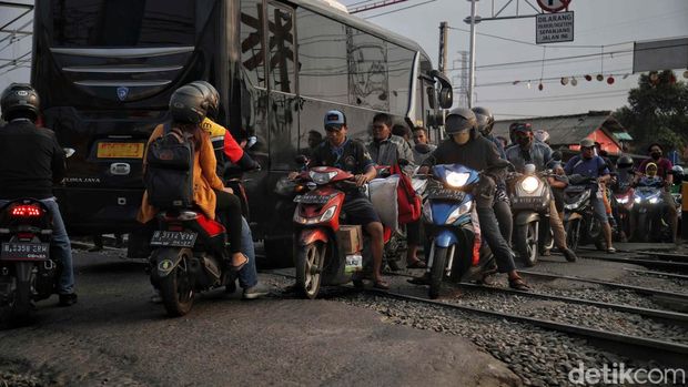 Citayam Fashion Week viral dan terkesan mewah. Faktanya Jalan Raya Citayam semrawut, apalagi saat jam berangkat dan pulang kerja.
