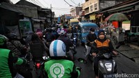 Semrawutnya Citayam saat berbeda dengan citra Citayam Fashion Week yang mewah.