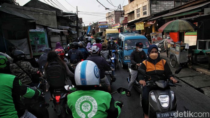 Citayam Fashion Week viral dan terkesan mewah. Faktanya Jalan Raya Citayam semrawut, apalagi saat jam berangkat dan pulang kerja.