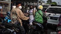 Sejumlah kendaraan melintas di depan Stasiun Citayam, Jalan Raya Citayam, Depok, Jawa Barat, Senin (1/8).