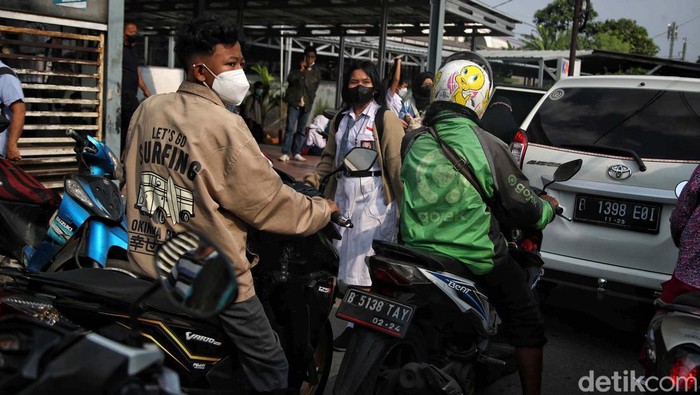 Citayam Fashion Week viral dan terkesan mewah. Faktanya Jalan Raya Citayam semrawut, apalagi saat jam berangkat dan pulang kerja.