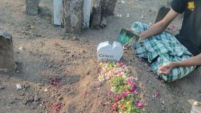 Makam bayi dari ibu di Jombang yang dipaksa lahiran normal