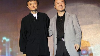 Bersama Jack Ma, sobatnya. Son berinvestasi besar saat awal berdirinya Alibaba. Sering disebut sebagai Bill Gates-nya Jepang, Masayoshi sempat menduduki posisi orang terkaya Asia. Saat ini hartanya menurut Forbes di kisaran USD 21 miliar. Dia juga dikenal dermawan dengan menjadi filatropis. Foto: Getty Images Foto: Getty Images