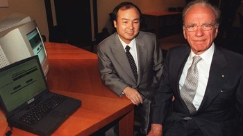 Bersama konglomerat media, Rupert Murdoch. Masayoshi saat ini dikenal sebagai pebisnis yang begitu sukses dan dihormati di Jepang maupun dunia. Pria asal Korea Selatan ini merupakan pendiri dan CEO Softbank, CEO SoftBank Mobile dan Chairman Sprint Corporation. Foto: Getty Images