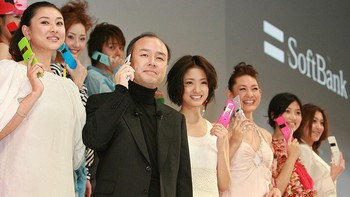 Kakeknya lalu memutuskan memakai nama keluarga Jepang. Namun Masayoshi bersikeras tetap memakai nama Korea yakni Son, ketimbang Yasumoto, nama Jepang keluarganya.  Karena keputusan ini, sejak kecil Son menghadapi diskriminasi. Saat itu, ada krisis hubungan Jepang dan Korea. Masayoshi tak dianggap sebagai warga Jepang karena keturunan Korea. Dia baru diakui setelah menikah dengan istri asal Jepang, Masami Ohno. Masami langsung mengubah nama belakangnya menjadi Son.Foto: Getty Images