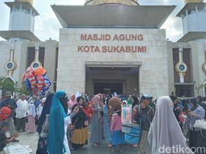 Ribuan Emak-emak Padati Masjid Agung Kota Sukabumi, Ada Apa?