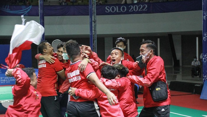 Pebulu tangkis Indonesia Hary Susanto (dua kiri) bersama rekannya Hafizh Briliansyah (tengah) melakukan selebrasi usai mengalahkan pebulu tangkis Thailand dalam final bulu tangkis beregu ASEAN Para Games 2022 di Edutorium UMS, Sukoharjo, Jawa Tengah, Minggu (31/7/2022). Indonesia berhasil meraih emas pertama pada ajang ASEAN Para Games 2022 melalui bulu tangkis beregu. ANTARA FOTO/Hendra Nurdiyansyah/tom.