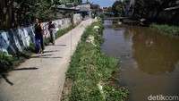 Perkampungan di Citayam ini bersebelahan dengan kali yang cukup besar.