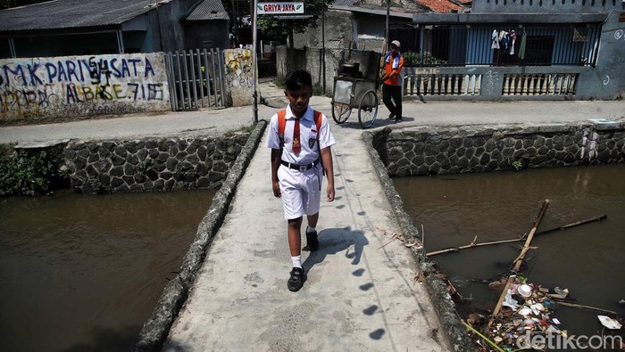 Melihat Sekilas Pemukiman di Citayam Sejumlah warga beraktivitas di kawasan Kampung Pabuaran, Bojong Gede, Jalan Raya Citayam, Senin (1/8).