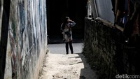 Gang hanya bisa dilalui oleh kendaraan roda dua.