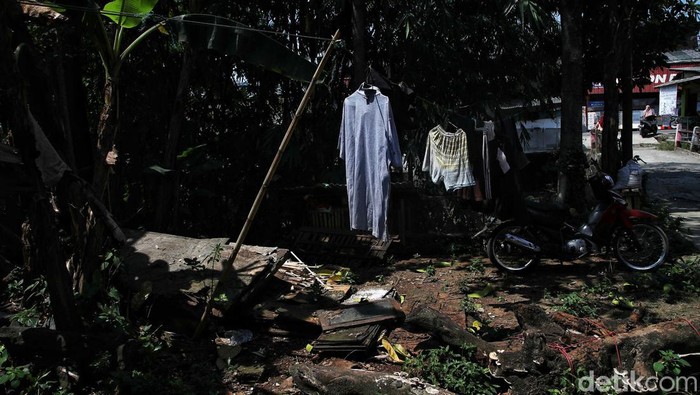 Melihat Sekilas Pemukiman di Citayam Sejumlah warga beraktivitas di kawasan Kampung Pabuaran, Bojong Gede, Jalan Raya Citayam, Senin (1/8).