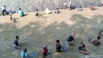 Warga Purworejo Tumpah Ruah Berburu Ikan di Acara Bersih Sungai