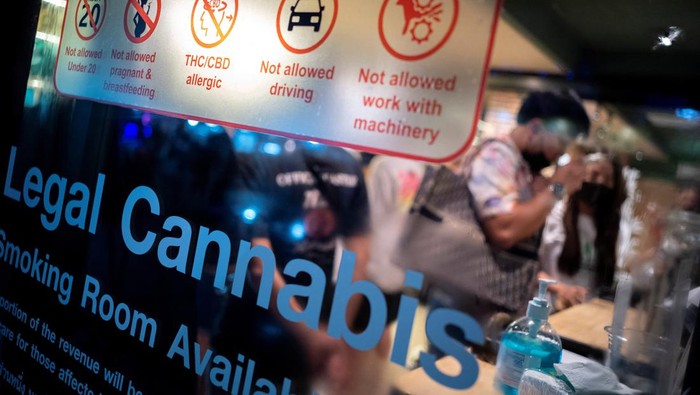 Tourists shop cannabis at the RG420 cannabis store, at Khaosan Road, one of the favourite tourist spots in Bangkok, Thailand, July 31, 2022. REUTERS/Athit Perawongmetha