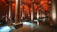 Tempat seluas 9.800 meter persegi ini disangga oleh 336 pilar marmer dengan gaya arsitektur Ionic dan Corinthian, hingga Doric.