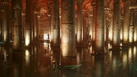 Pengunjung berjalan di sepanjang Basilica Cistern era Bizantium di Istanbul, Turki, Rabu, (27/7/2022). Cistern bersejarah yang terbesar di Istanbul ini dibangun pada abad ke-6 pada masa pemerintahan Kaisar Bizantium Justinian I. Area ini disinggung dalam novel Dan Brown berjudul Inferno.