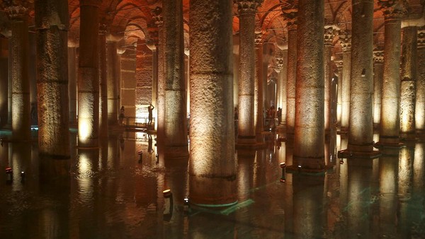 Pengunjung berjalan di sepanjang Basilica Cistern era Bizantium di Istanbul, Turki, Rabu, (27/7/2022). Cistern bersejarah yang terbesar di Istanbul ini dibangun pada abad ke-6 pada masa pemerintahan Kaisar Bizantium Justinian I. Area ini disinggung dalam novel Dan Brown berjudul Inferno. Pengunjung berjalan di sepanjang Basilica Cistern era Bizantium di Istanbul, Turki, Rabu, (27/7/2022). Cistern bersejarah yang terbesar di Istanbul ini dibangun pada abad ke-6 pada masa pemerintahan Kaisar Bizantium Justinian I. Area ini disinggung dalam novel Dan Brown berjudul Inferno.