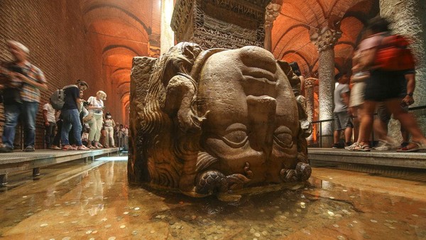 The Basilica Cistern, dalam bahasa Turki dikenal dengan nama Yerebatan Sarayi (Istana Tenggelam). Dunia mengenalnya dengan Basilica Cistern. Tempat ini baru saja kembali dibuka setelah sebelumnya ditutup selama 2 tahun lamanya akibat pandemi COVID-19. The Basilica Cistern, dalam bahasa Turki dikenal dengan nama Yerebatan Sarayi (Istana Tenggelam). Dunia mengenalnya dengan Basilica Cistern. Tempat ini baru saja kembali dibuka setelah sebelumnya ditutup selama 2 tahun lamanya akibat pandemi COVID-19.