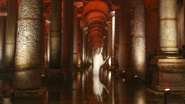 Pilar batu menopang bangunan bangunan bersejarah Basilica Cistern ini.  Area tersebut merupakan tempat penampungan air kuno yang sekarang menjadi objek wisata dan juga salah satu landmark kota Istanbul.