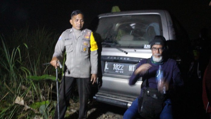 mobil kesasar di sawah Jombang