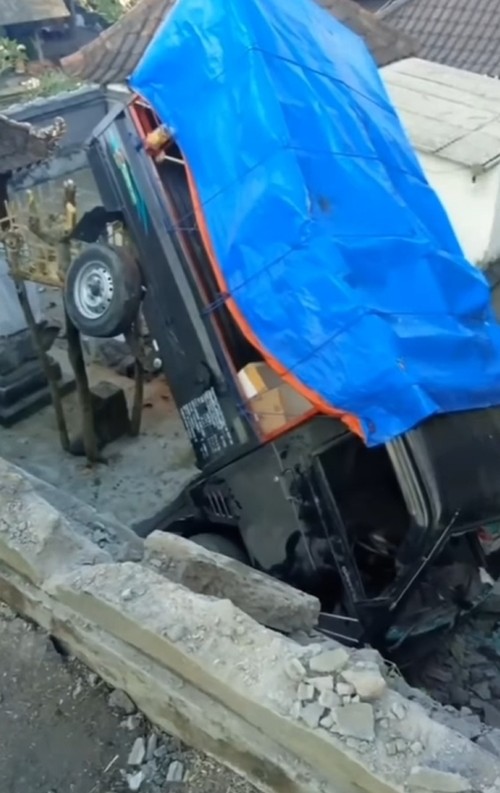 Mobil pikap menabrak merajan warga di Jalan Raya Batubulan, Banjar Kapal, Desa Batubulan, Kecamatan Sukawati, Kabupaten Gianyar.