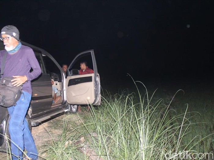 Mobil Sukkro saat nyasar di area sawah Jombang