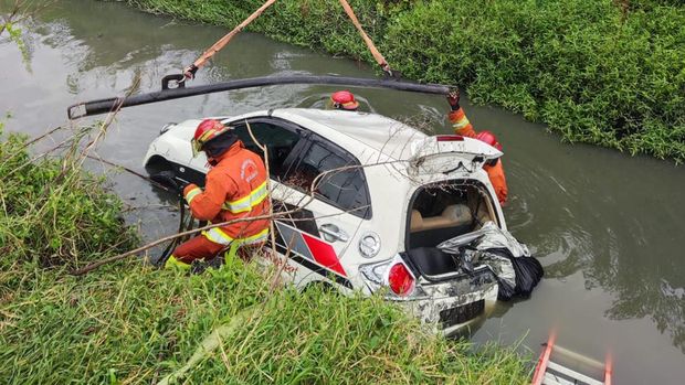 mobil tercebur sungai Tambak Wedi