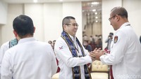 Ketum Perindo Hary Tanoesoedibjo bersalaman dengan Ketua KPU Hasyim Asyari. 
