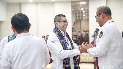Momen Hary Tanoe Daftarkan Partainya ke KPU