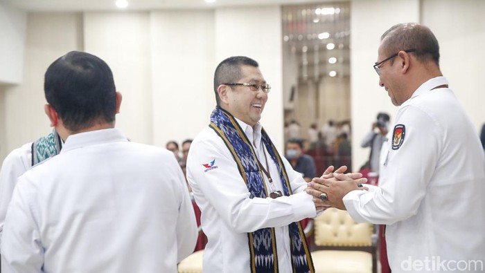 Momen Hary Tanoe Daftarkan Perindo ke KPU Partai Perindo mendaftar sebagai calon peserta Pemilu 2024 ke KPU hari ini. Pendaftaran itu dipimpin langsung oleh Ketum Perindo Hary Tanoesoedibjo, Senin, 1/8/2022.