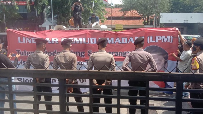Momen Indodax Didemo Lingkar Pemuda Madani Lingkar Pemuda Madani (LPM) melakukan aksi unjuk rasa di depan kantor Indodax Jakarta pada Senin (1/8). Indodax diduga telah melanggar aturan Bappebti dalam dunia kripto.