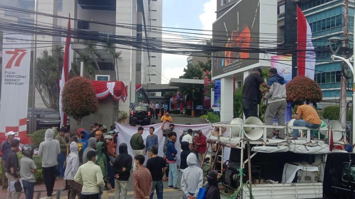 Momen Indodax Didemo Lingkar Pemuda Madani Lingkar Pemuda Madani (LPM) melakukan aksi unjuk rasa di depan kantor Indodax Jakarta pada Senin (1/8). Indodax diduga telah melanggar aturan Bappebti dalam dunia kripto.