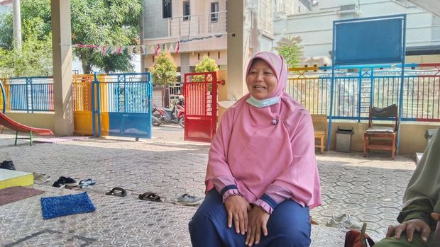 Momen Lilis bonceng putranya menikah naik vespa.