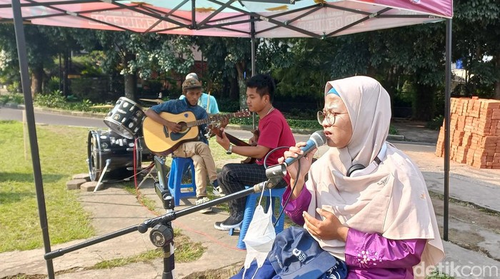 Musisi jalanan religi di Monumen Cihampelas, Bandung.