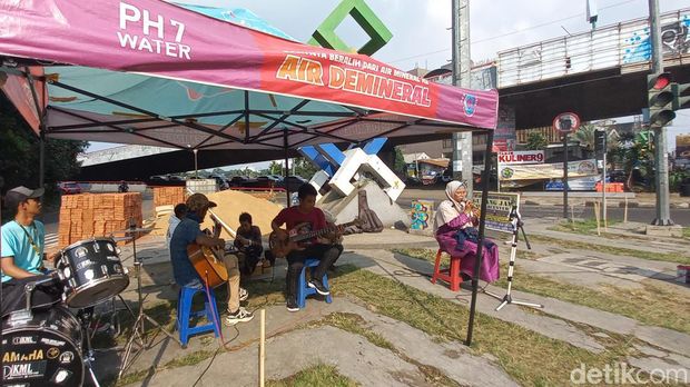 Musisi jalanan religi di Monumen Cihampelas, Bandung.
