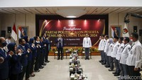 Johnny G Plate dkk kompak mengenakan jas NasDem dalam melakukan pendaftaran peserta Pemilu 2024.