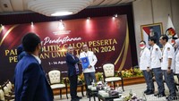 Waketum DPP NasDem H Ahmad Ali menyerahkan berkas pendaftaran kepada Ketua Komisi Pemilihan Umum (KPU) Hasyim Asyari.