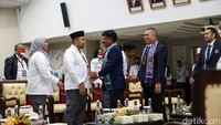 Sekretaris Jenderal DPP NasDem Johnny G Plate (ketiga kanan) dan Waketum DPP NasDem H Ahmad Ali (kedua kanan) tiba di kantor KPU, Jakarta, Senin (1/8/2022).